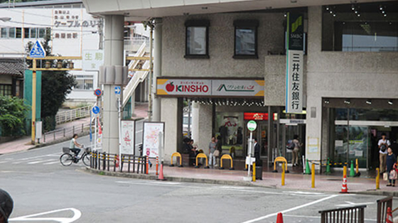 生駒駅南出口から降りて右へ