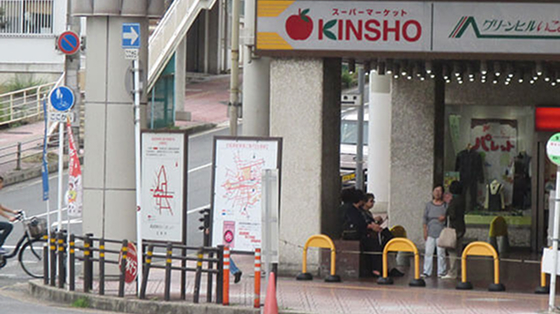 そのまま歩道を道なりに進む